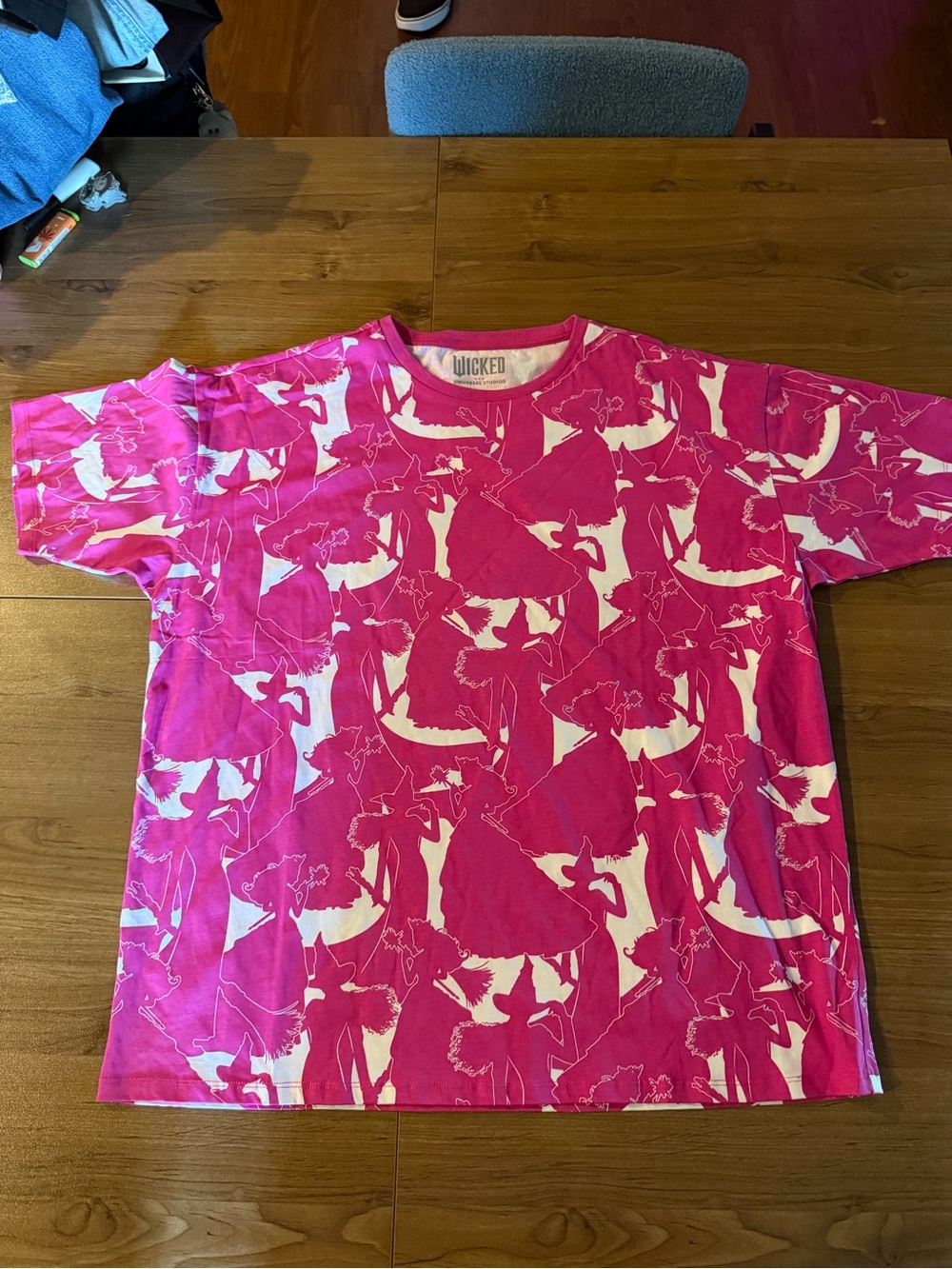 NW/OT Universal Wicked Pink and White Graphic Short Sleeve Tee